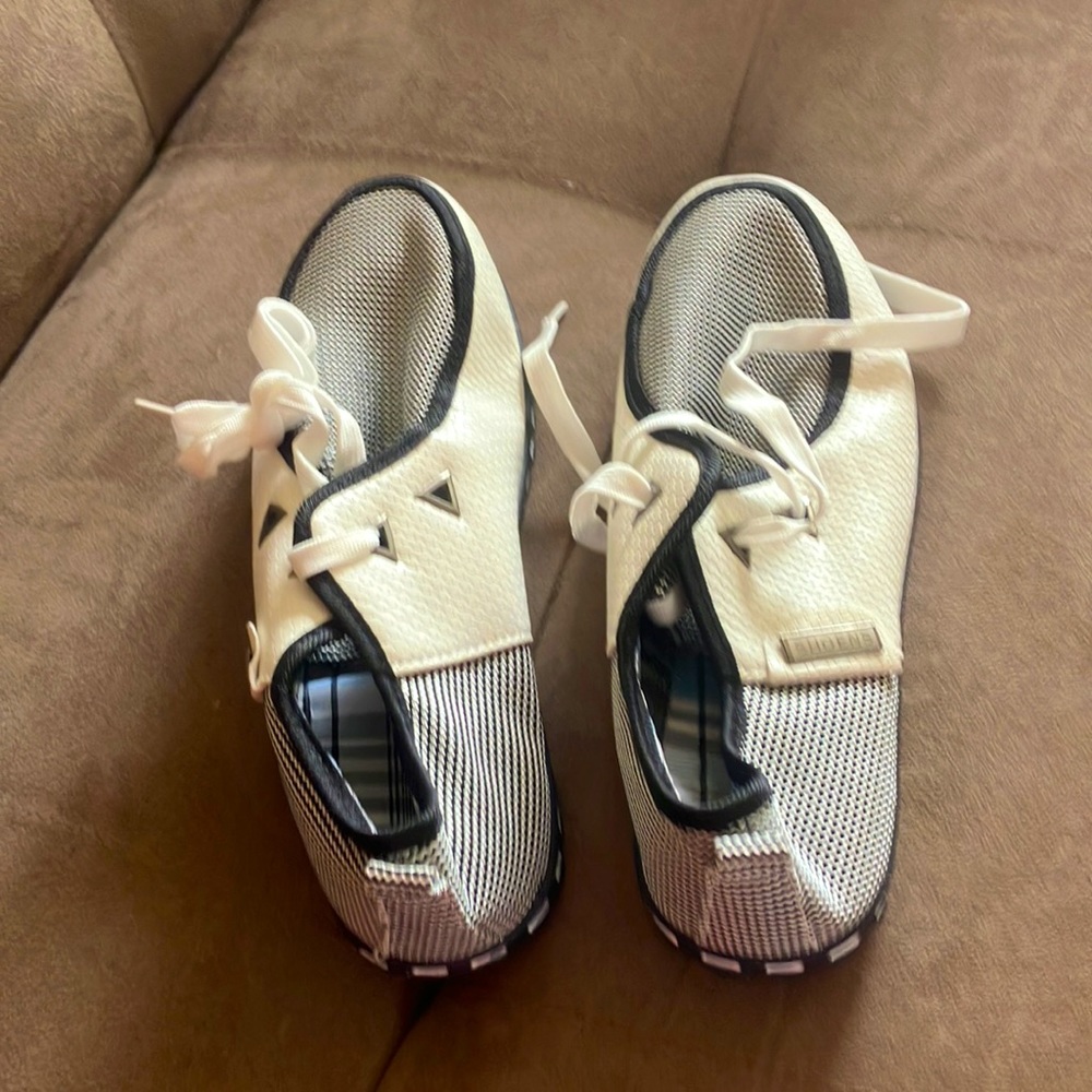 Brand new Shoens shoes ordered off the Internet never been worn. No tags.